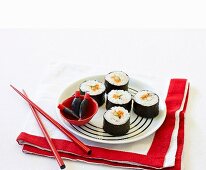 Hoso-Maki Sushi mit Hähnchenfleisch