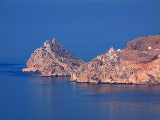 Ganz in blau - Blick auf die mächtige Felsenküste bei El Jebha an der Mittelmeerküste Marokkos