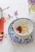 Zutaten für aromatisierte Gerichte mit Safran, Olivenöl und Essblüten