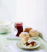 Scones mit selbstgemachter Erdbeer-Himbeer-Marmelade