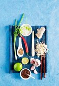 Zutaten für ein asiatisches Gericht auf blauem Untergrund