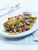 Salat mit mediterran gewürztem Hähnchen, Ofengemüse, Oliven und Bohnen