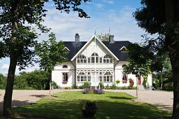 Elegantes Landhaus mit Wintergartenanbau und weisser Holzfassade