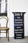 Thonet Bugholzstuhl neben Vintage Tramschild mit dänischen Haltestationen