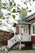 Traditionelles Schwedenhaus mit Eingangsveranda und Treppe