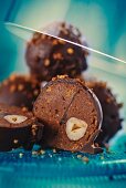Schokoladen-Nuss-Pralinen mit Krokant und Haselnüssen (Querschnitt)