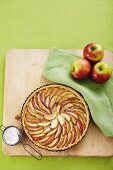 Apfel-Mandel-Tarte mit Honig (Aufsicht)