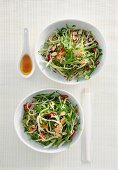 Asiatischer Pak Choi Salat mit Nudeln und Mandelblättchen
