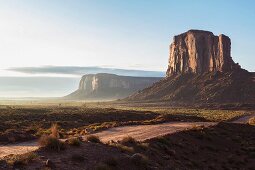 Felsformationen im Monument Valley im frühen Morgenlicht, Utah, USA