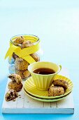 Glutenfreie Pekannuss-Cookies zu einer Tasse Tee