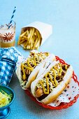 Zwei Chili-Hot-Dogs, dazu Pommes Frites