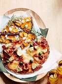 Zwei schnelle Pizzen: Süßkartoffel-Ziegenkäse-Pizza und Artischocken-Prosciutto-Pizza
