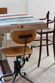Retro Drehstuhl und Kinderhochstuhl an Vintagetisch