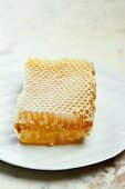 Honigwabe auf weißem Teller
