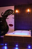 Wandmalerei im Stil der Popart neben beleuchtetem Whirlpool in schwarz gefliestem Badbereich