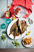 Gebratene Sardinen mit Kräuterbutter, Röstbrot und Tomaten