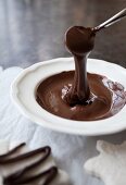 Liquid chocolate glaze for decorating biscuits