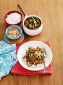 Rogan Josh (Lammcurry, Indien) mit Kokosnuss Sambal