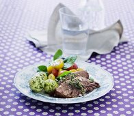 Gekochtes Rindfleisch mit Dillkartoffeln und buntem Tomatensalat