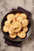 Palmiers in a brown bowl
