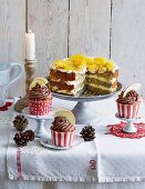 Bratapfel-Cupcakes und Orangen-Mohn-Torte, angeschnitten (weihnachtlich)