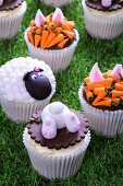Verschiedene Oster-Cupcakes im Gras