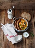 Kartoffel-Kürbis-Suppe mit Bratwurst