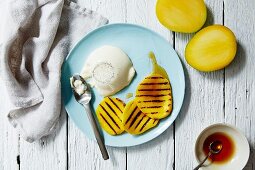 Panna cotta with grilled mango