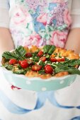 Spinach quiche with cocktail tomatoes and parsley