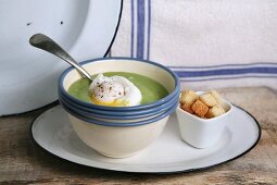 Spinach soup with poached egg and croutons