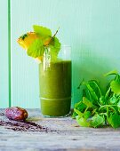 A green smoothie made with purslane, pineapple and dates