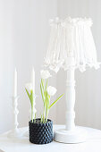 Weiße Tischleuchte mit DIY-Lampenschirm und weiße Tulpen
