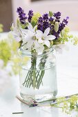 Schnittblumensträusschen mit Lavendelblüten