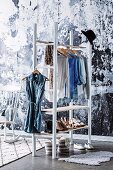 DIY-Garderobe aus Leiterregal mit Kleiderstange und Fächern für Schuhe, schwarz-weiße künstlerische Wandgestaltung