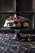 Dunkler Schokoladenkuchen mit Zuckerglasur, Schokoladenglasur und Kakaonibs