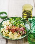 Marinierte Artischocken mit Mozzarella, Schinken und Rucola