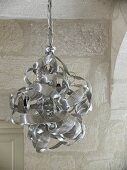 Pendant lamp with lampshade made from knotted aluminium ribbons