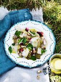 Salat mit pochiertem Lauch, Radieschen, Walnuss und Ziegenkäse