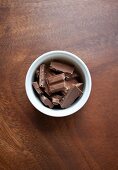Schokoladenstückchen in Porzellangefäss (Aufsicht)