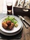 Croquettes with lettuce, mustard and beer