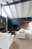 weiße Sofas in hohem Wohnraum mit Industriehallen-Ästhetik