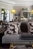 Blick auf elegantes Sofa und Esszimmer in Grautönen