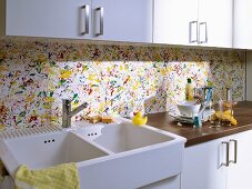 Multicoloured kitchen splashback with splashes of paint