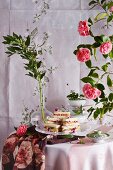 Klassische Tee-Sandwiches mit Räucherforelle, Gurke, Apfel und Bio-Nelkenblüten