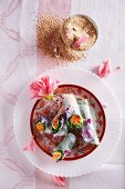 Reispapier-Frühlingsrollen mit Blüten und Kokos-Ingwer-Dip