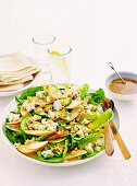 Gemischter Salat mit Apfel, Nüssen, Käse und Honigvinaigrette