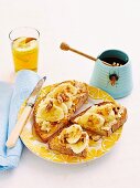 Bananenbrot mit Ricotta, Honig und gerösteten Walnüssen