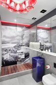 Designerbad mit blauem Standwaschbecken vor verglastem Duschbereich mit schwarz-weißer Fotowand