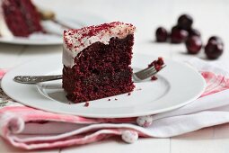 Ein Stück Red Velvet Cake auf Teller mit Gabel