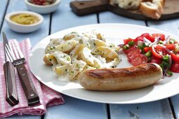 Bratwurst mit Kartoffelsalat und Tomatensalat